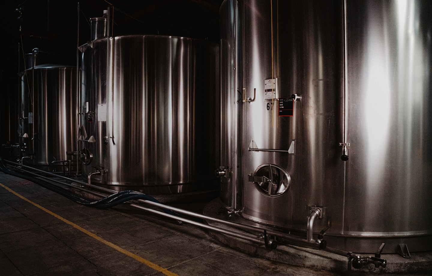 Cuves des chais de la marque Summum Vodka